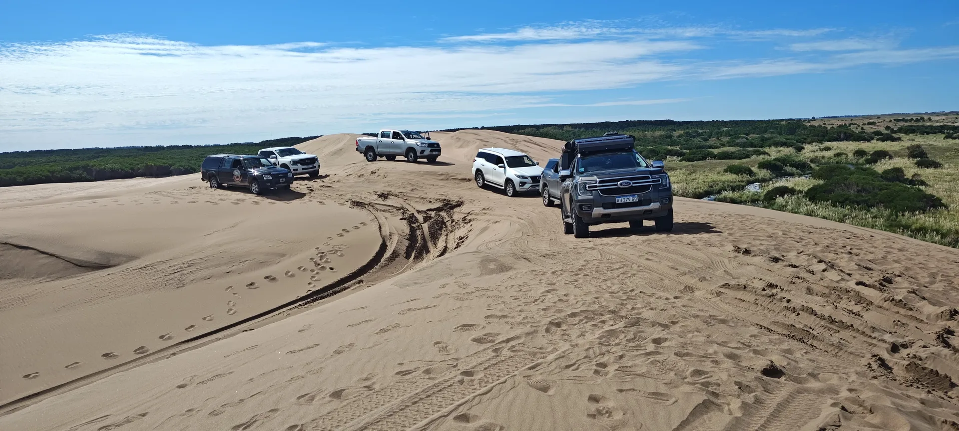 Manómetro calibrando presión de neumático de pick-up 4x4 en la arena